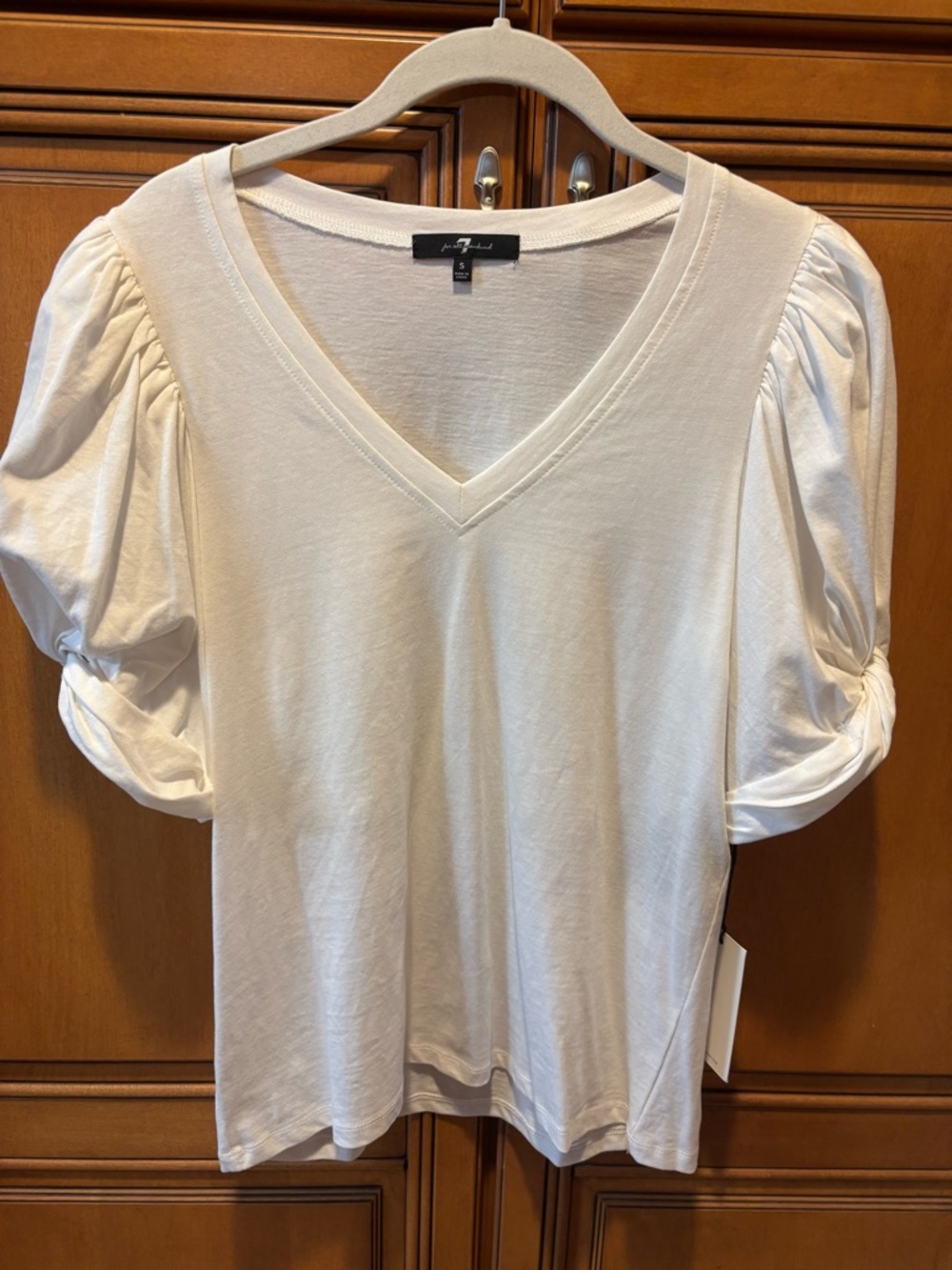 *NWT* 7 for All Mankind Women's Puffy Short Sleeve V-Neck White T-shirt. Size: S